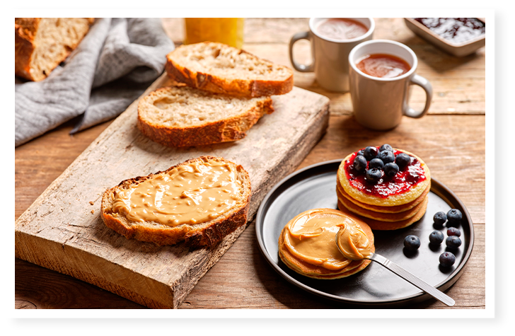 petit déjeuner avec du beurre de cacahuète