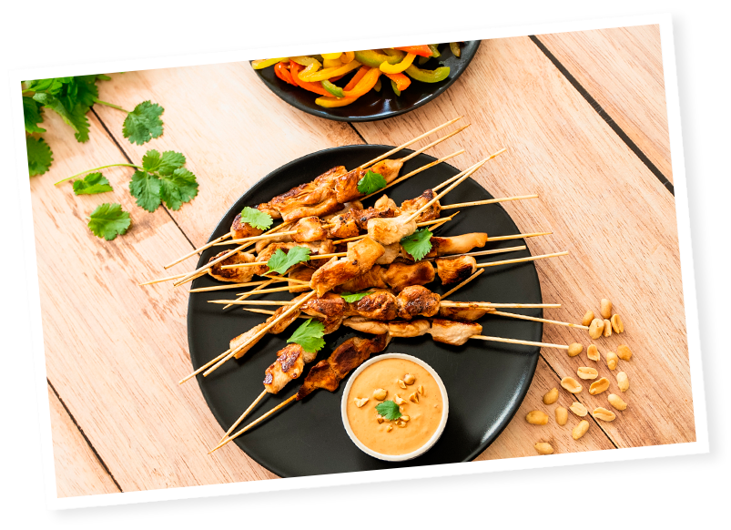 Brochettes de poulet, accompagnées de sauce au beurre de cacahuètes Menguy's.