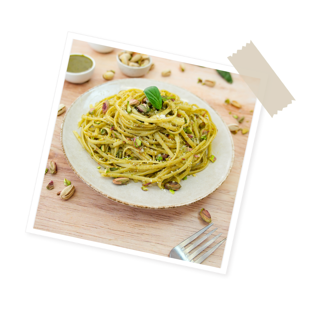 Pâtes au pesto et pistaches Menguy's, parfaites pour un déjeuner gourmand.